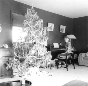 Christmas tree and piano, no caption